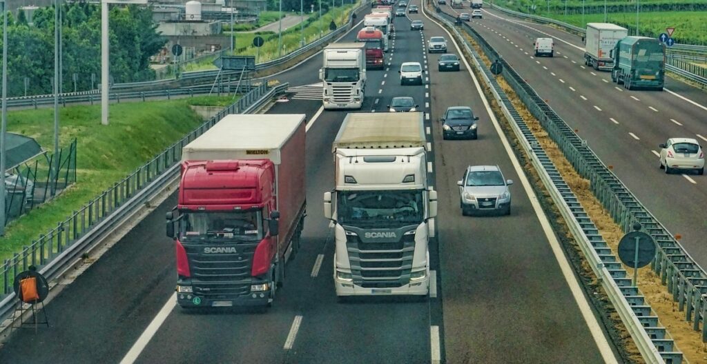 CNAIR impune marți restricții de circulație în vestul țării din cauza caniculei: Camioanele de peste 7,5 tone nu pot circula / Lista drumurilor vizate și excepțiile